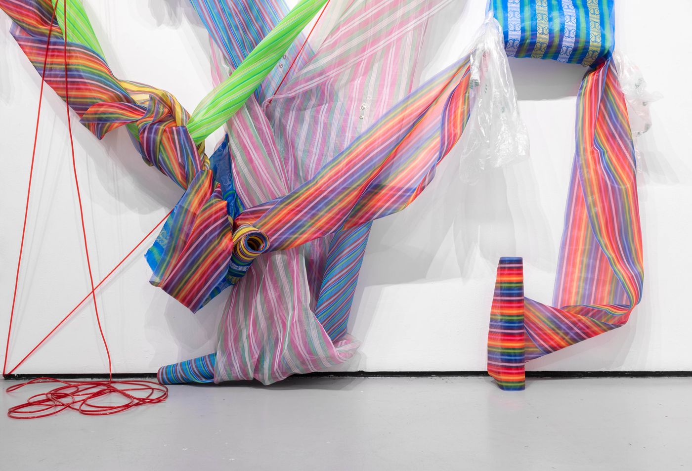 En camino / On the way (detail), 2022. Monofilament meshes, plastic handle tubing, and sewn grocery bags; 17.5 x 19.5 ft. Photo: Allison Minto.