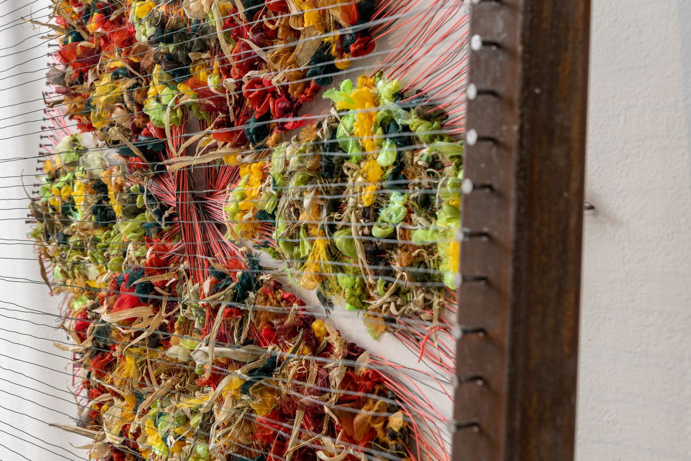 faa1/flor de la tierra con su protector (detail), 2021-22. Silk organza, steel, nylon string, corn leaves, plastic glitter, floral wire and nails; 52 x 93 x 14 in. Photo: Meghan Olson.